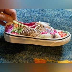 Vans floral size 8 tennis shoes